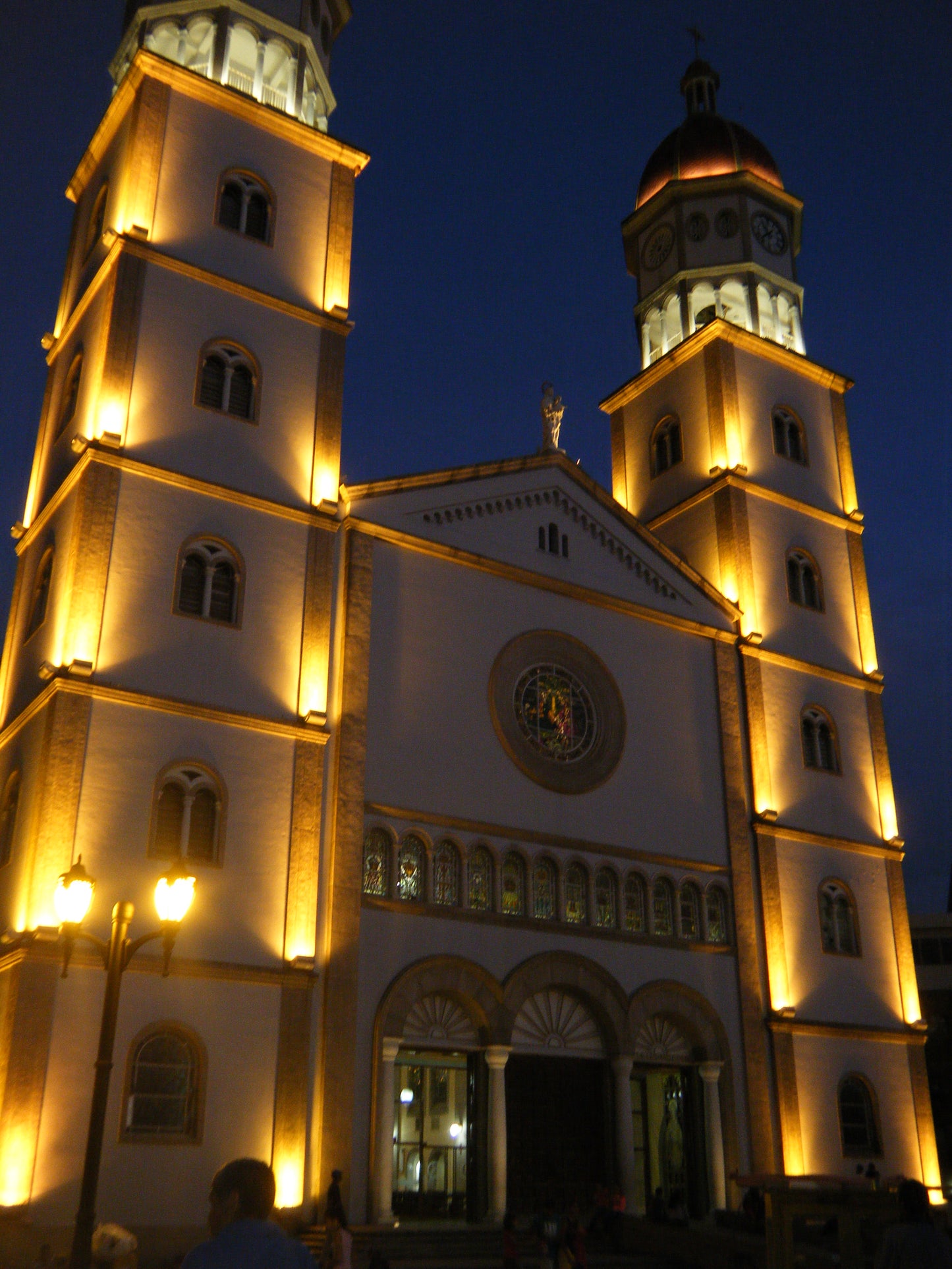 Sample photo taken on Fujifilm Finepix Z33 (portrait nightlife)