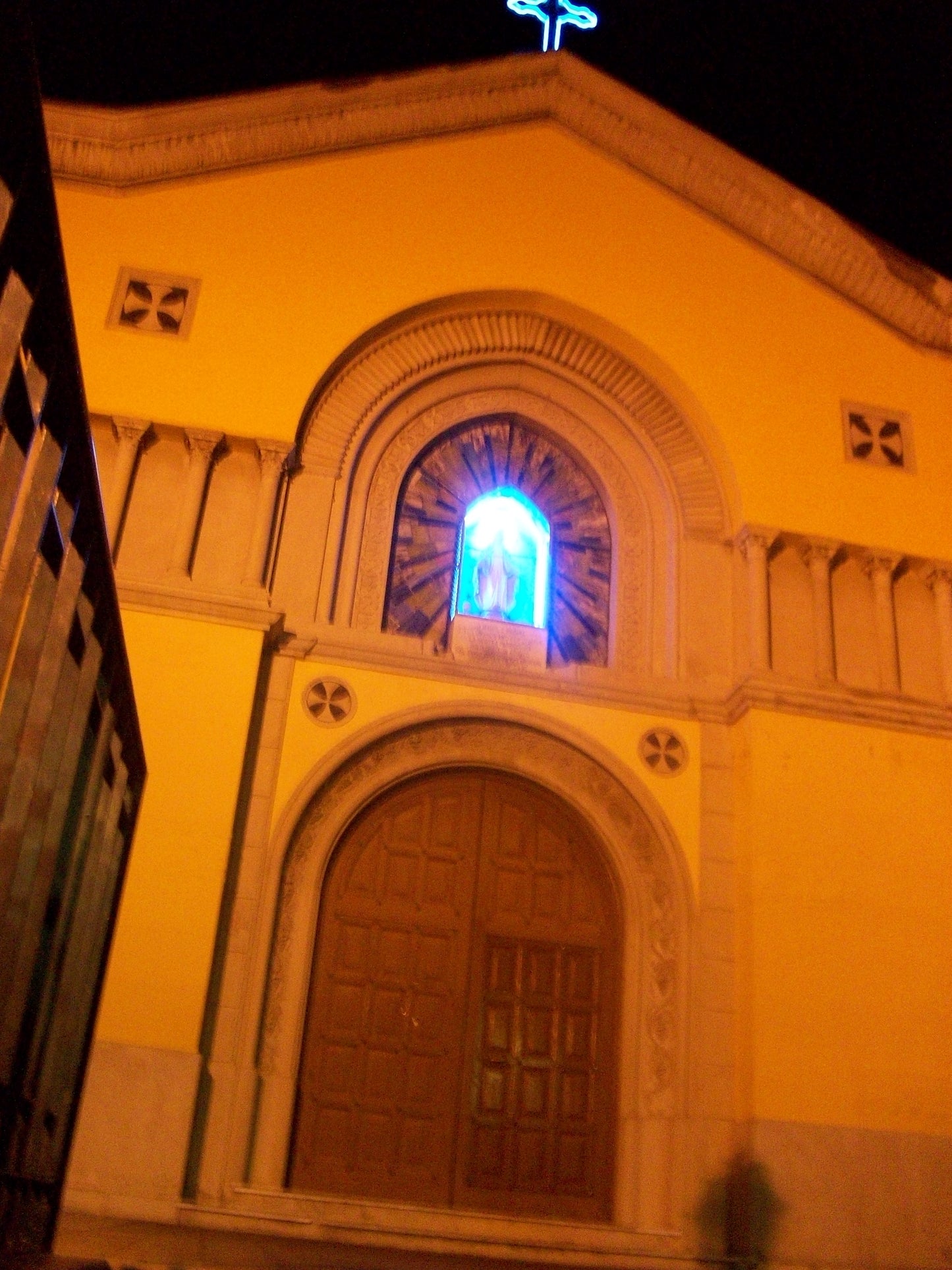 Sample photo taken on Kodak Easyshare M863 (portrait nightlife)