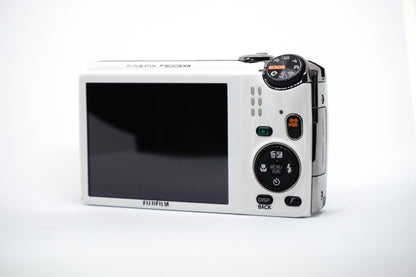 Fujifilm 16MP White Compact Zoom Digital Camera image 6
