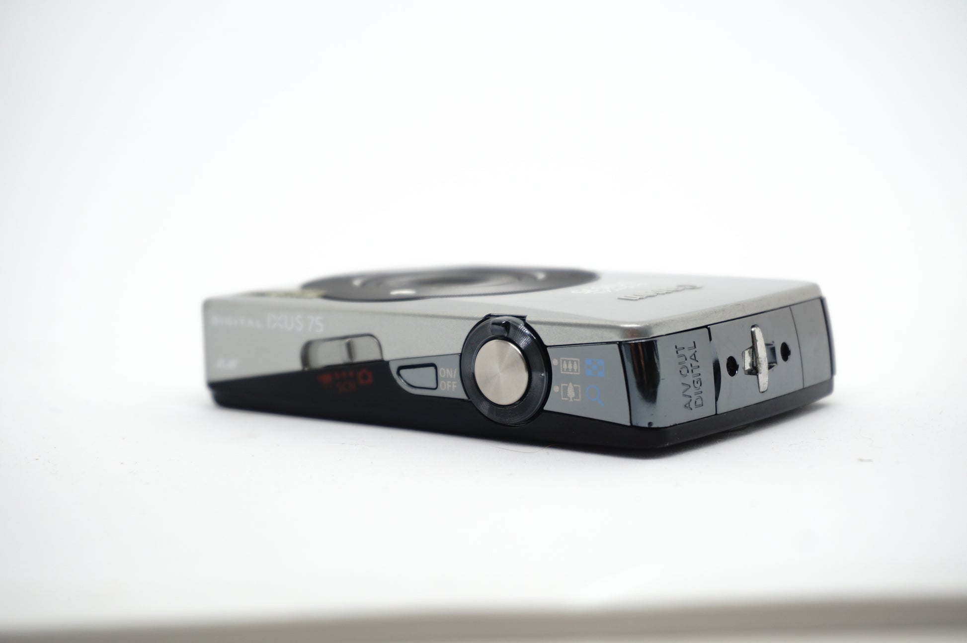 Canon IXUS 75 Silver Digital Camera image 3